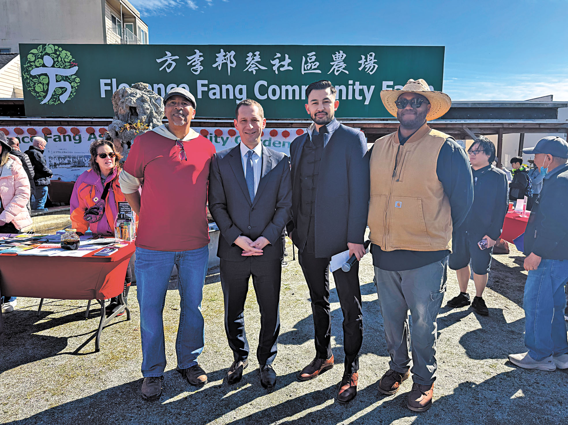 市長羅偉（左二）與方李邦琴亞裔社區農場的志願者們合影。市長辦公室提供