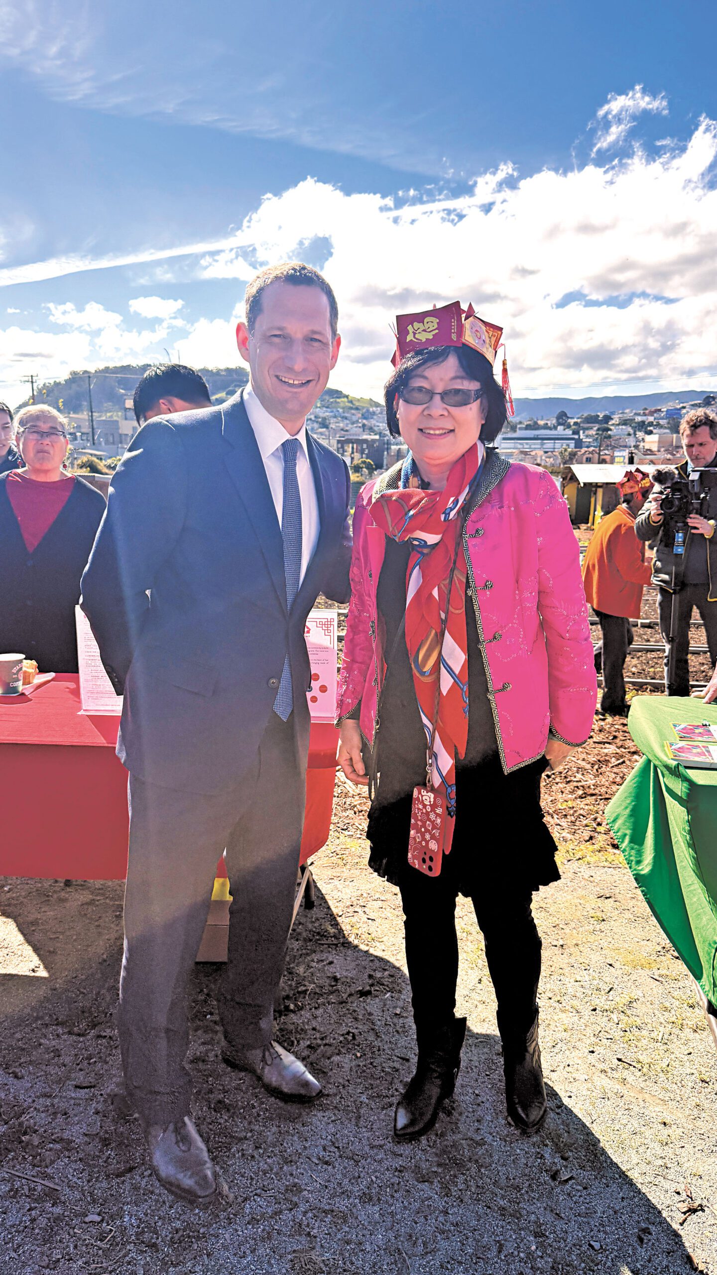 市長羅偉（左）與莊秋紅合影。市長辦公室提供