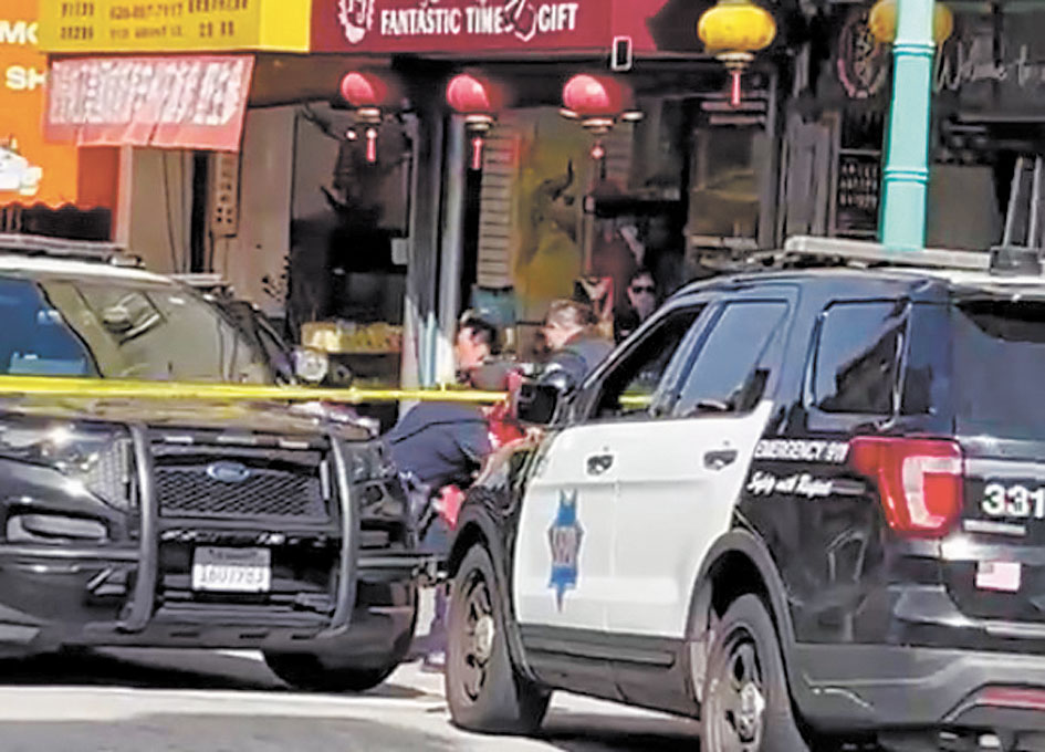 警方將嫌疑人押離現場。讀者提供