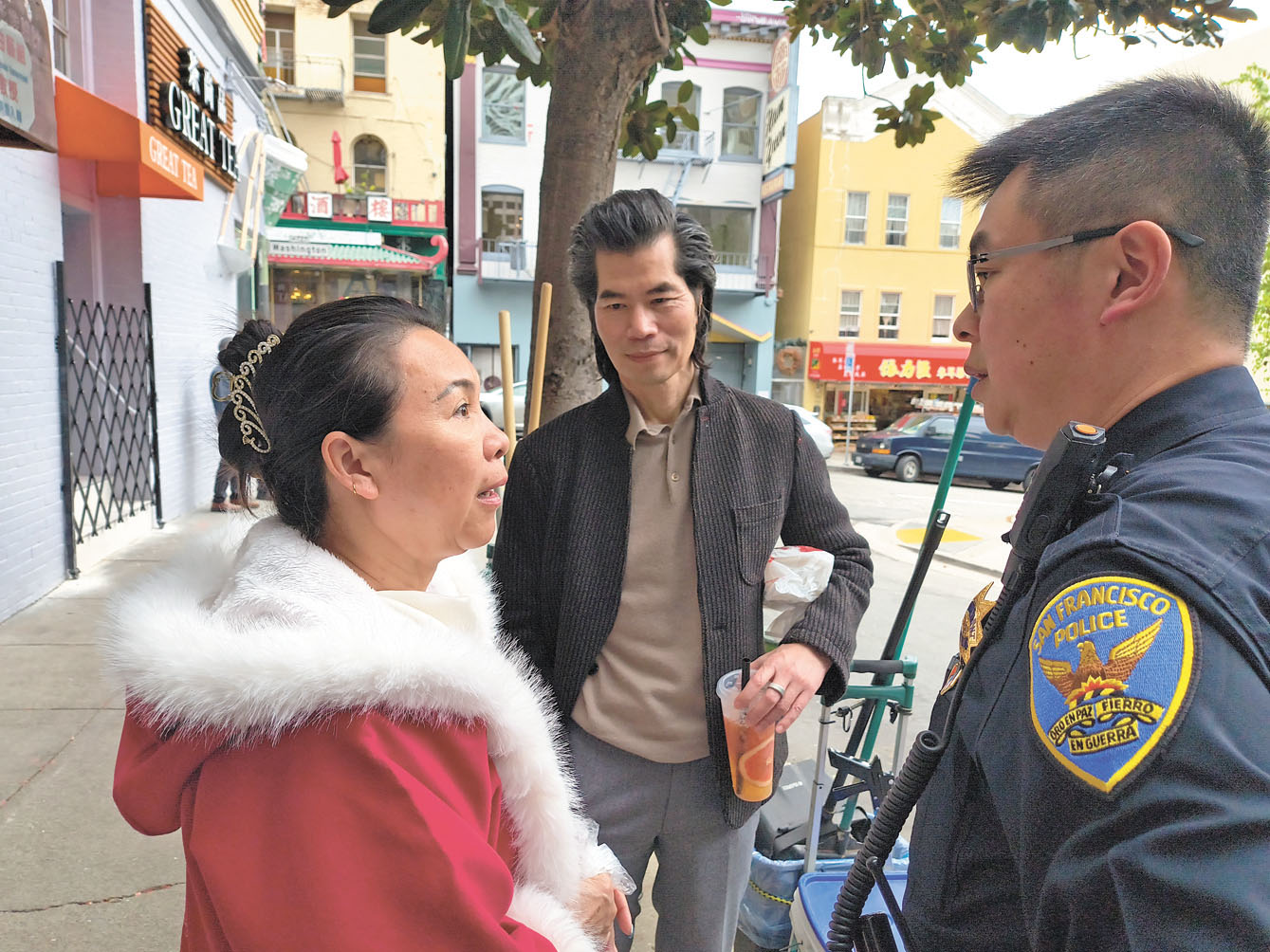 中華總商會會長劉運方（中）關心案情，向商戶瞭解華埠治安情況。	記者黃偉江攝?