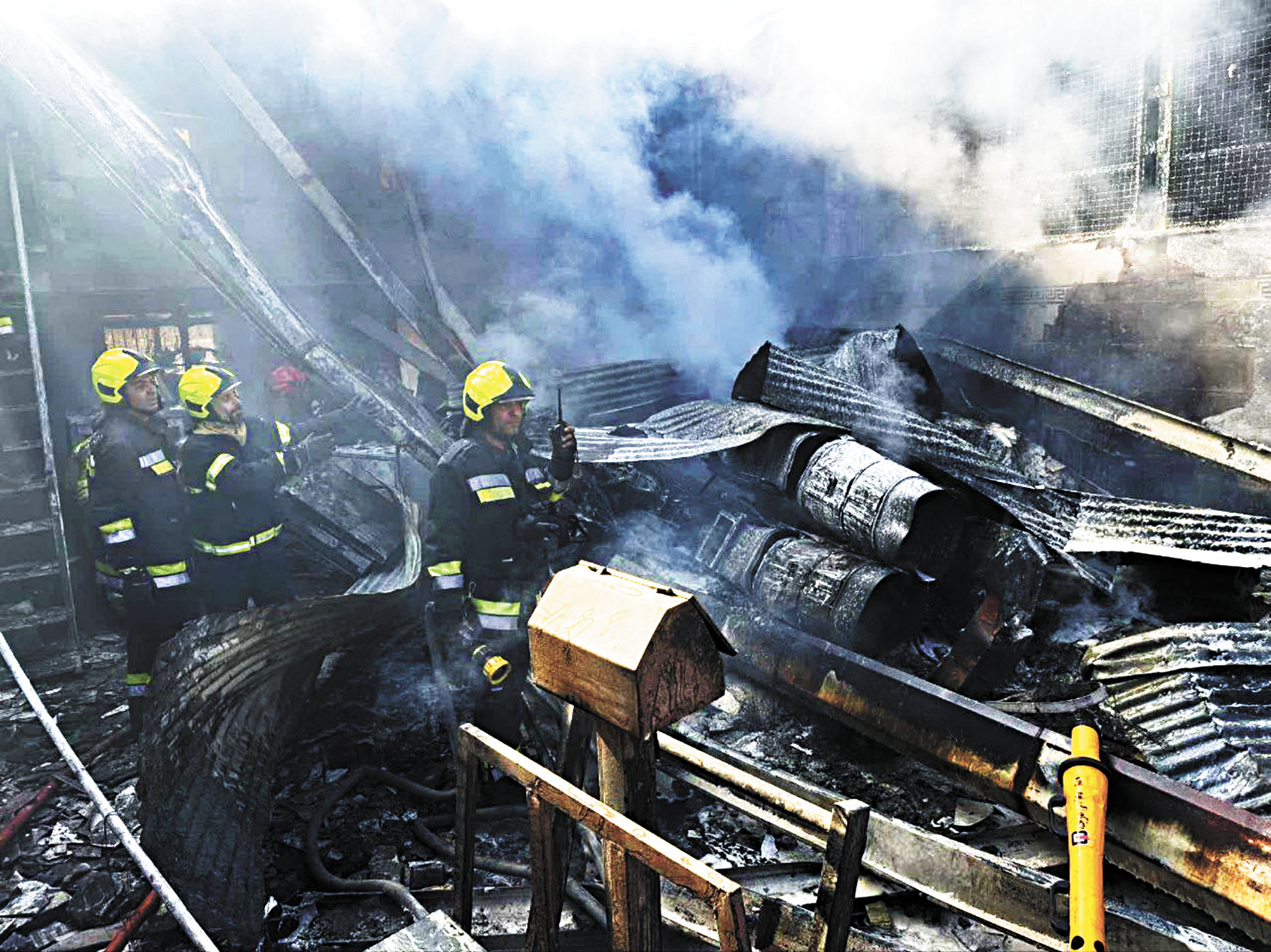 伊朗軍用直升機墜毀，救援人員在現場工作。路透社