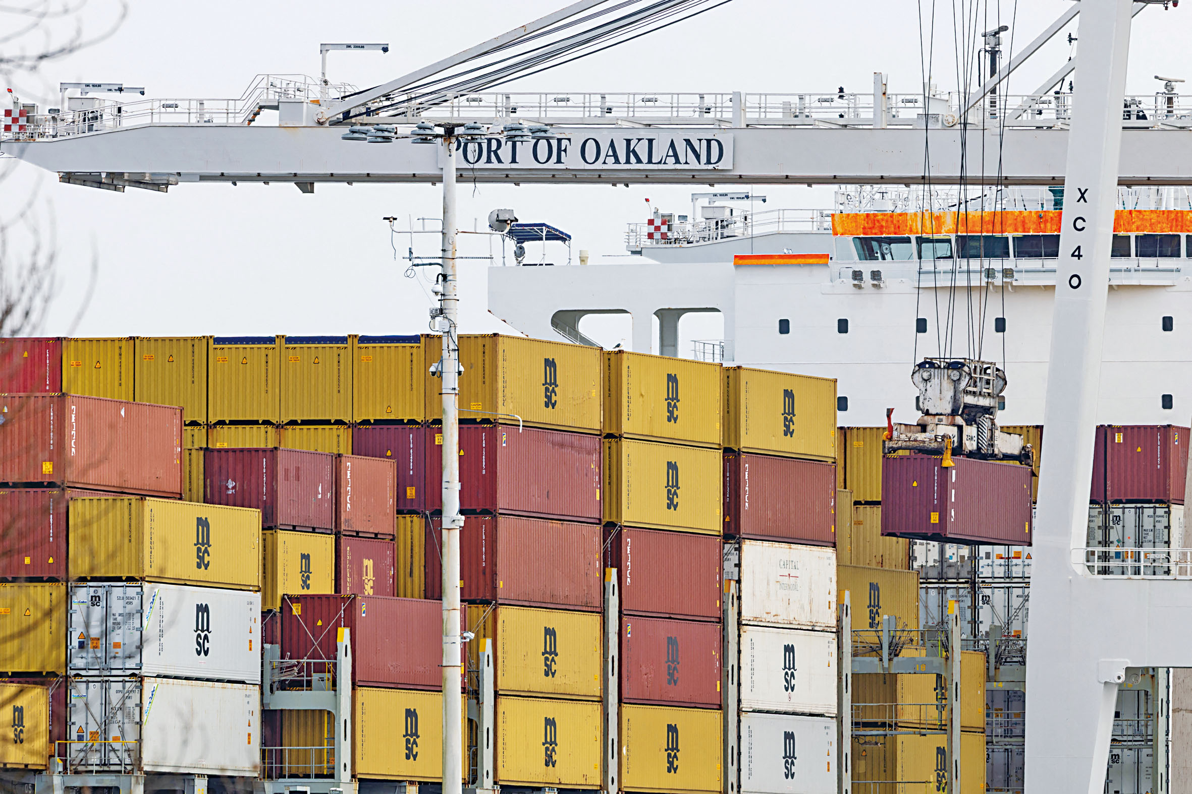 最高法院裁定特朗普加徵關稅越權後,加州奧克蘭港的貨櫃堆放處一片混亂。路透社