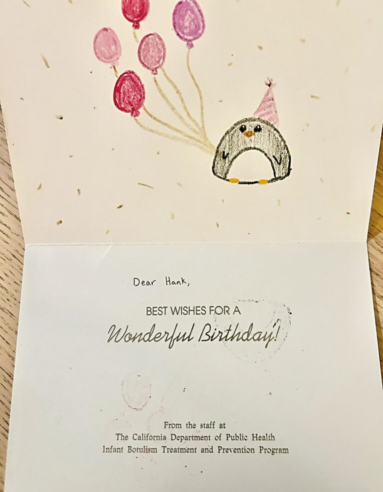 加州嬰兒肉毒桿菌中毒治防治中心送給Hank一歲生日賀卡。Amy Mazziotti/美聯社