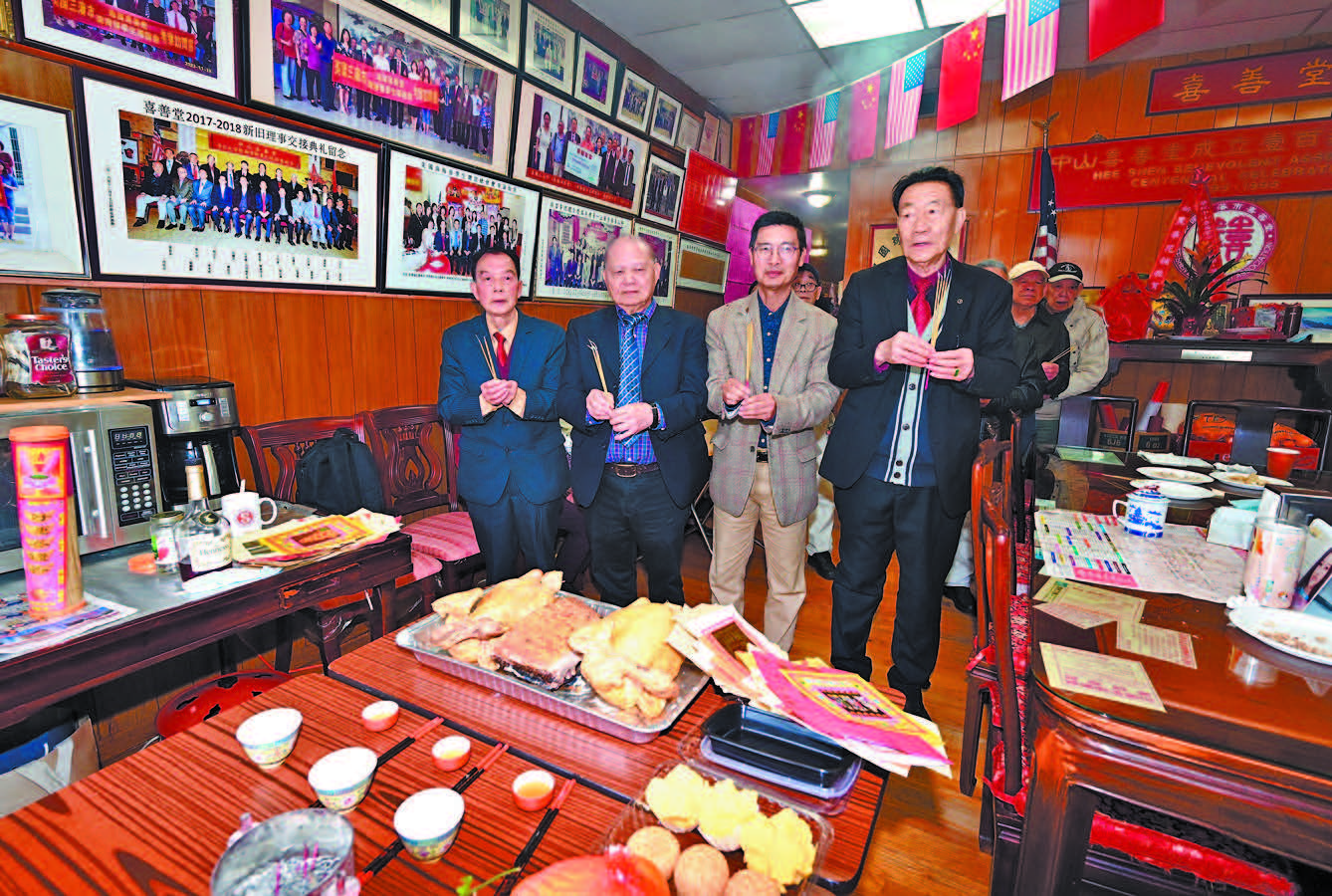 正午12時，眾人齊聚禮堂，虔誠祀祖，表達對先賢的感恩與追思。馬紅兵攝