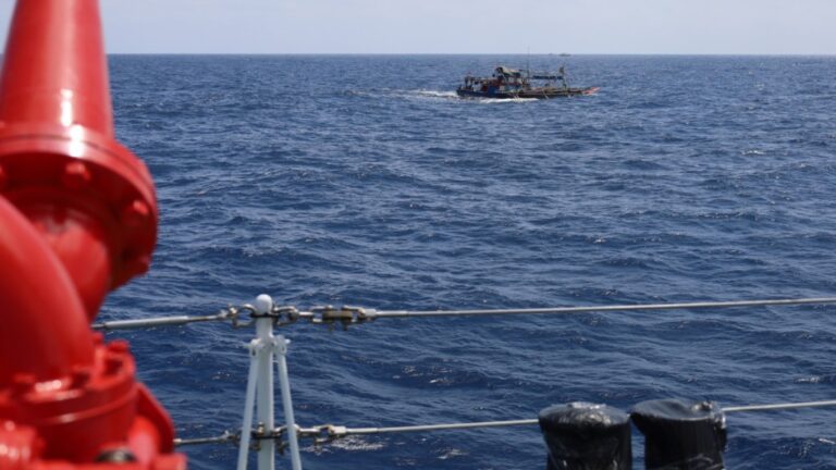 菲船集結黃岩島海域 中國海警依法實施驅離