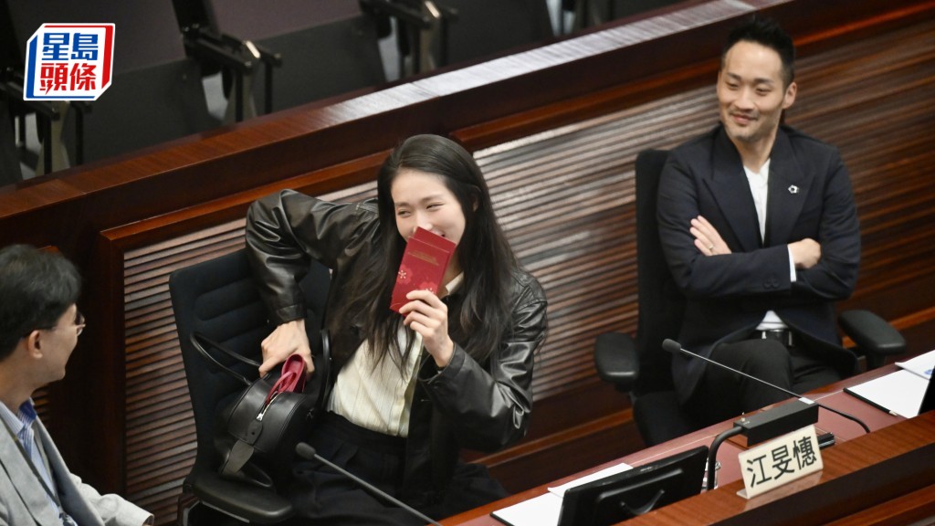 【立法會花絮】江旻憓收「一男子」利是甜笑 派利是畀記者竟要三度「補飛」