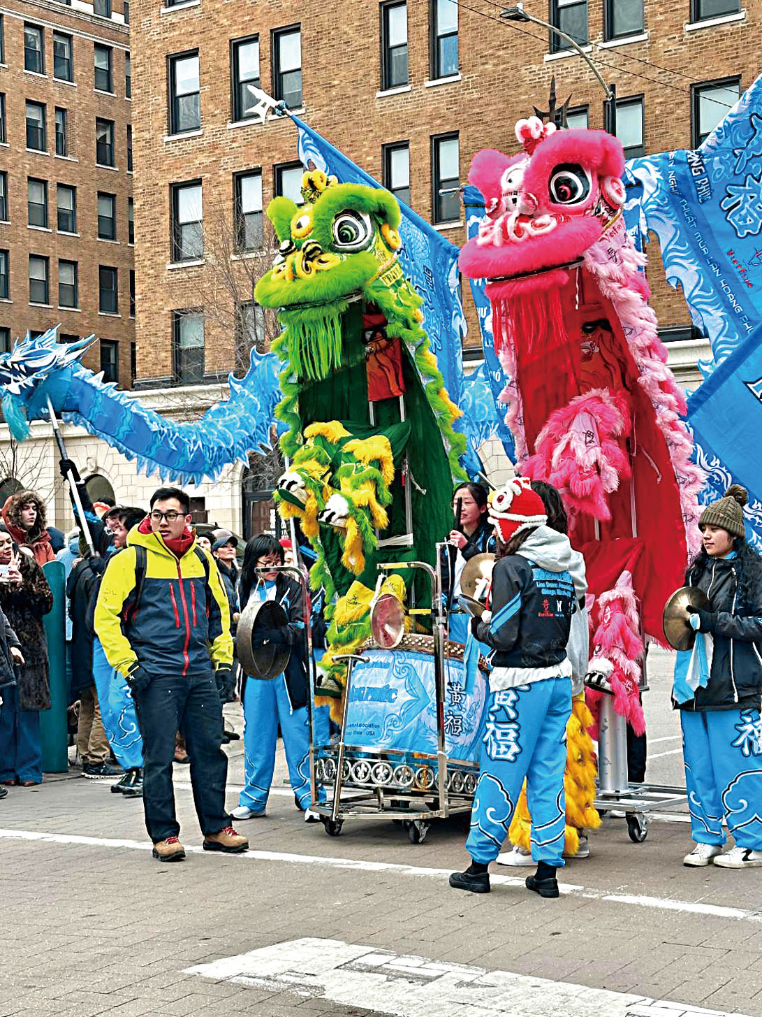 雙瑞獅在隆隆鼓聲、銅鑼喧鬧中掀起歡樂的氛圍。梁敏育攝