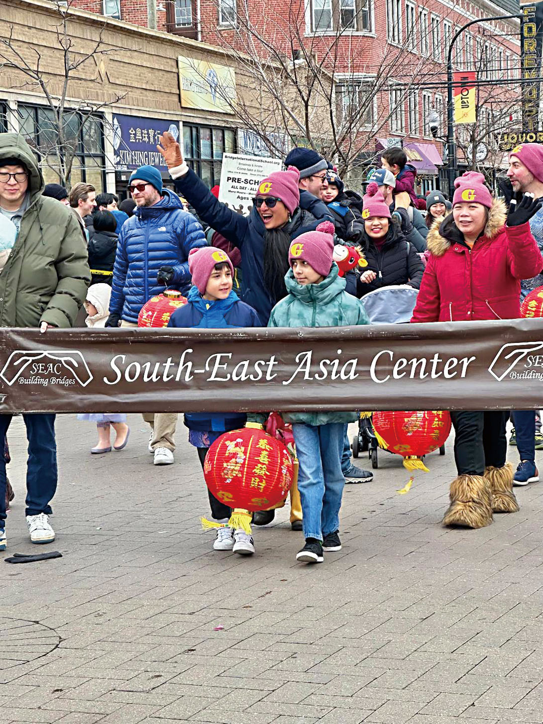 東南亞中心的學前班小朋友與師長們精神抖擻的一路邁進。   梁敏育攝