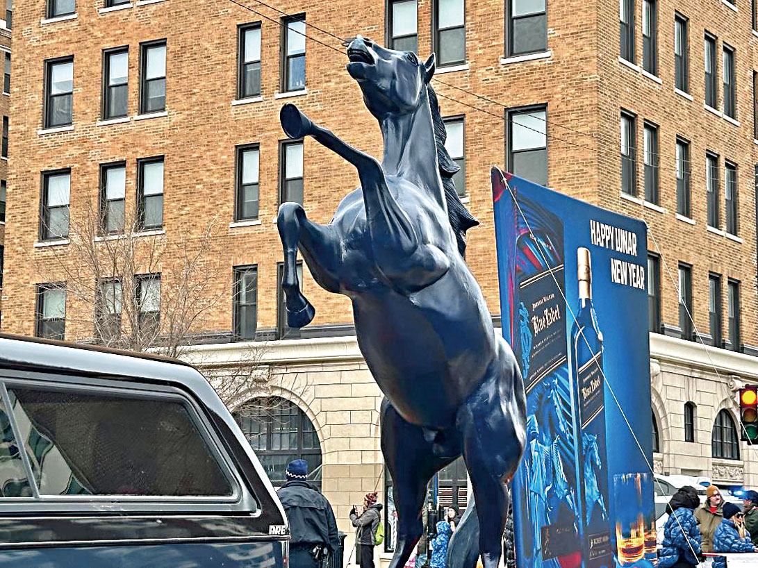 北華埠馬年新春遊行一匹駿馬奔騰的雄姿吸引所有人的目光。    梁敏育攝