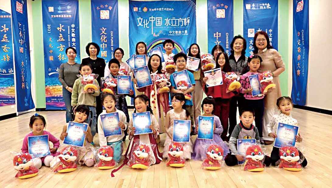 早年參與未來之星兒童組參賽選手與華星藝術團負責人合影。 華星藝術團提供