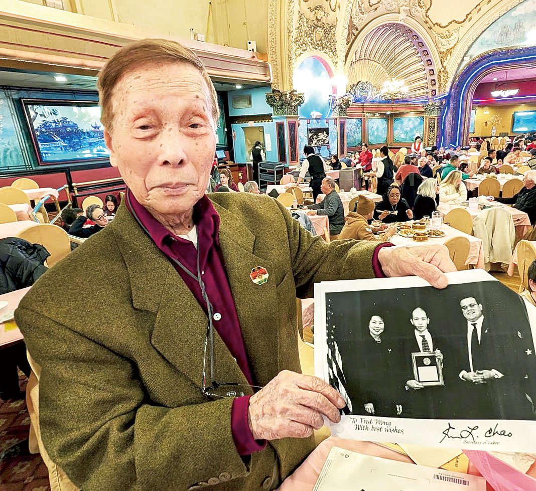 黃老展示勞工部長趙小蘭給他兒子頒獎的照片。