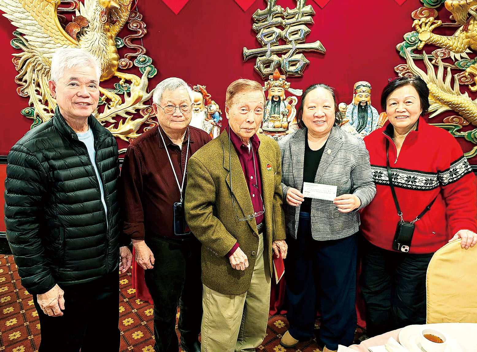 （左起）黃偉健、陳家驊、黃官羨、黃瑞瑜、黃周麗桃在捐款儀式中合影。