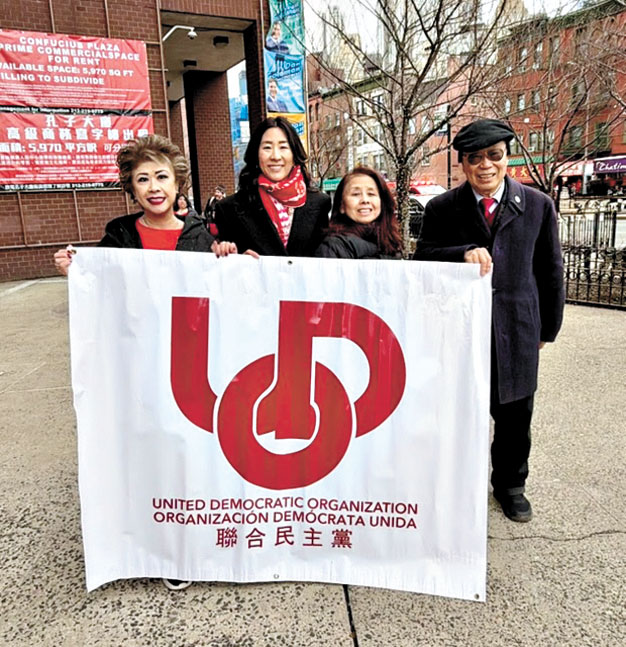 華埠聯合民主黨在孔子大廈前背書李榮恩。