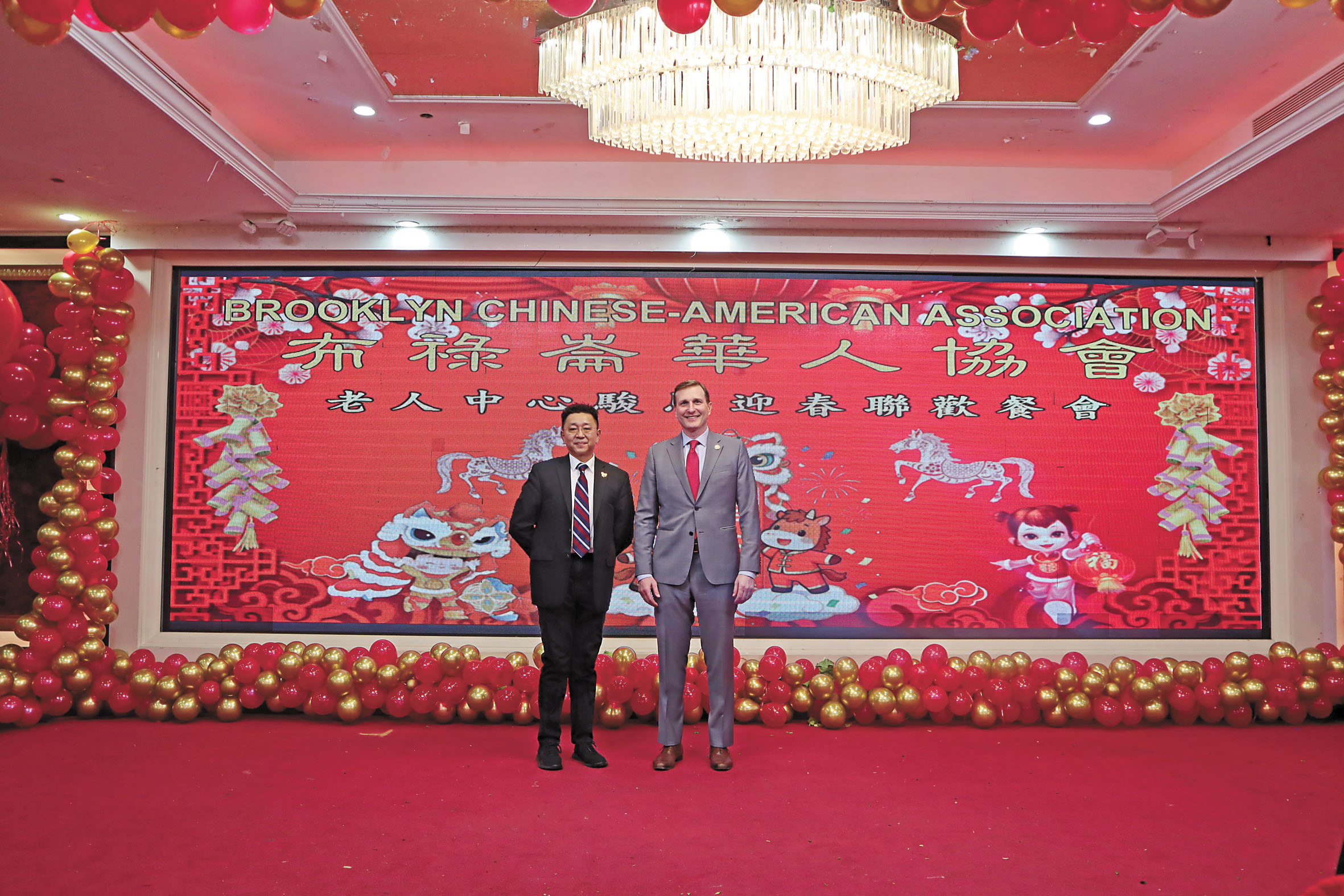 高德曼(右)25日感謝布碌崙麥保羅(左)為社區提供的優質服務。布碌崙華人協會提供