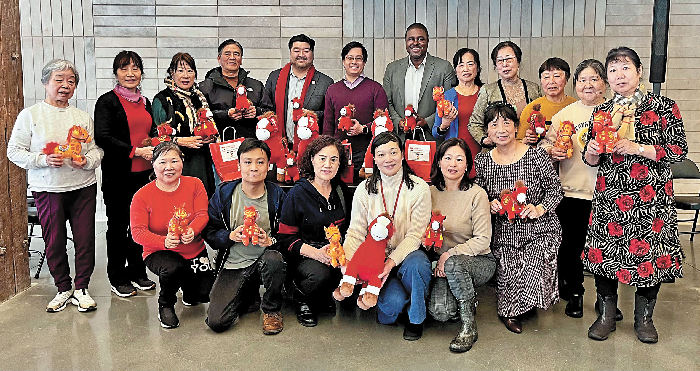 梅兆波(後排左五)等嘉賓25日呼籲民眾出席3月7日活動。