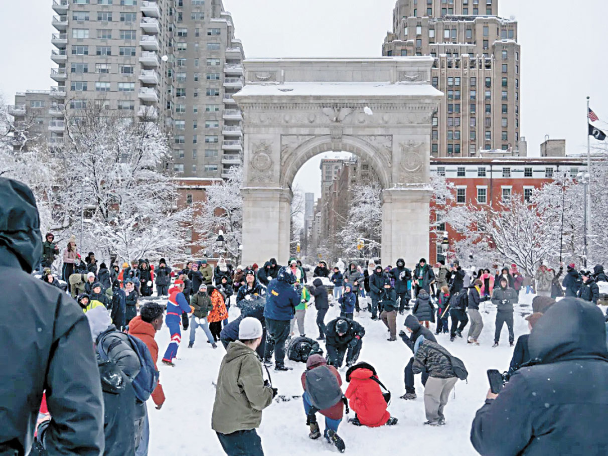 本周一在華盛頓廣場公園向執勤警員投擲雪球，4人目前正被通緝。