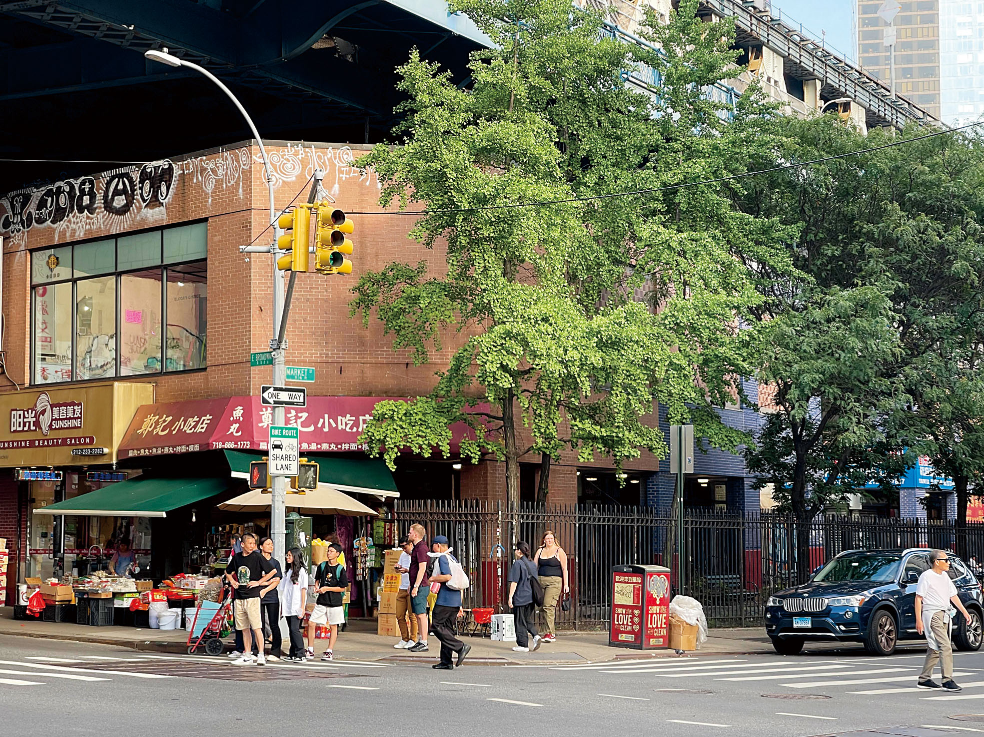 一家華埠小商家日前遭遇暴力搶劫。