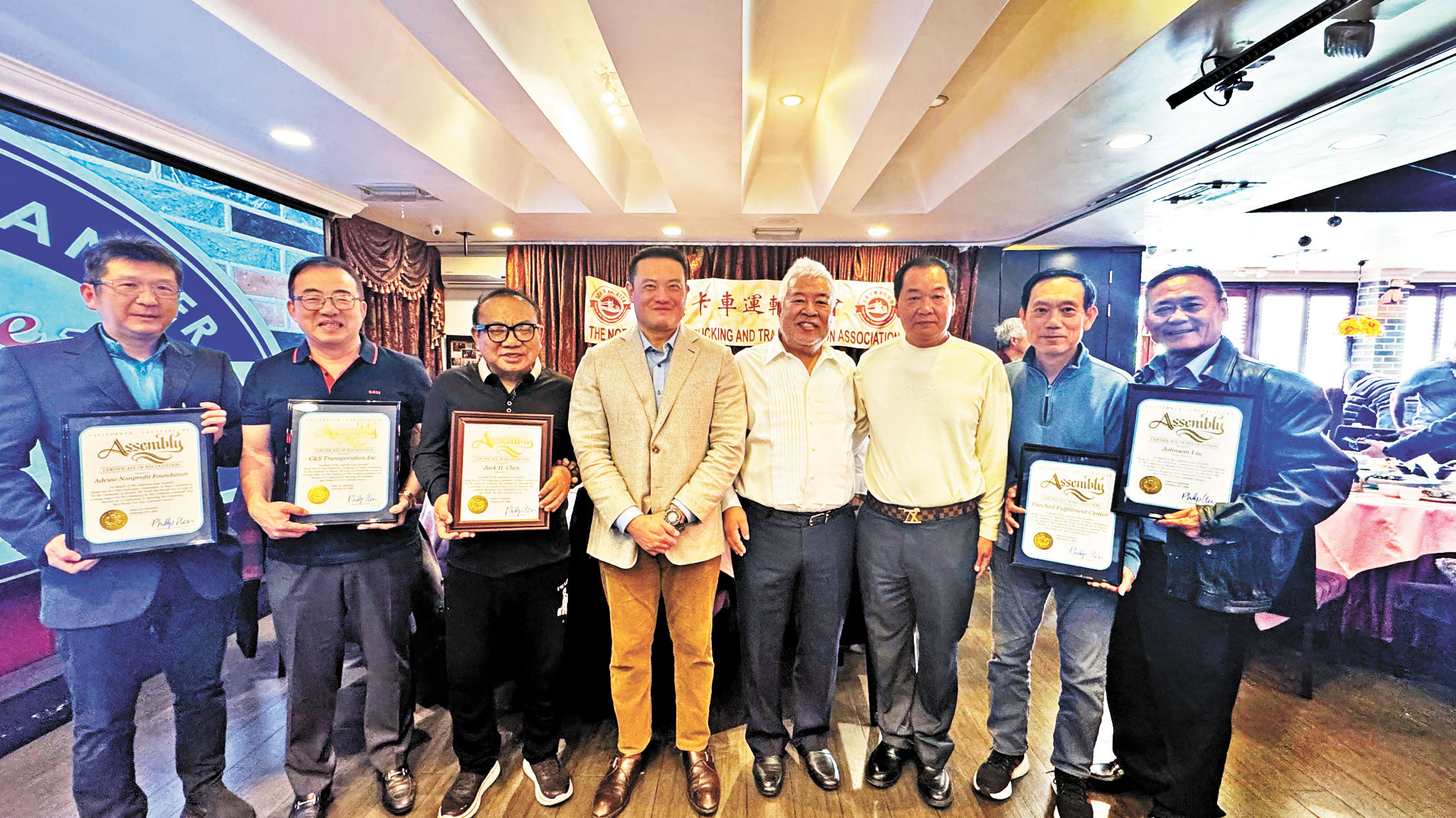 陳立德 (左4) 、關逾 （右4）與部份獲獎者合影。記者陸新攝