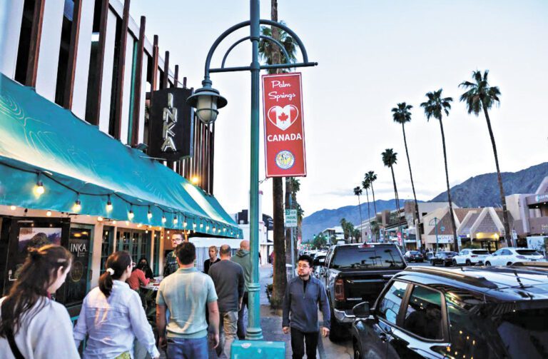 棕櫚泉市中心的橫幅表達了對加拿大的支持。洛杉磯時報