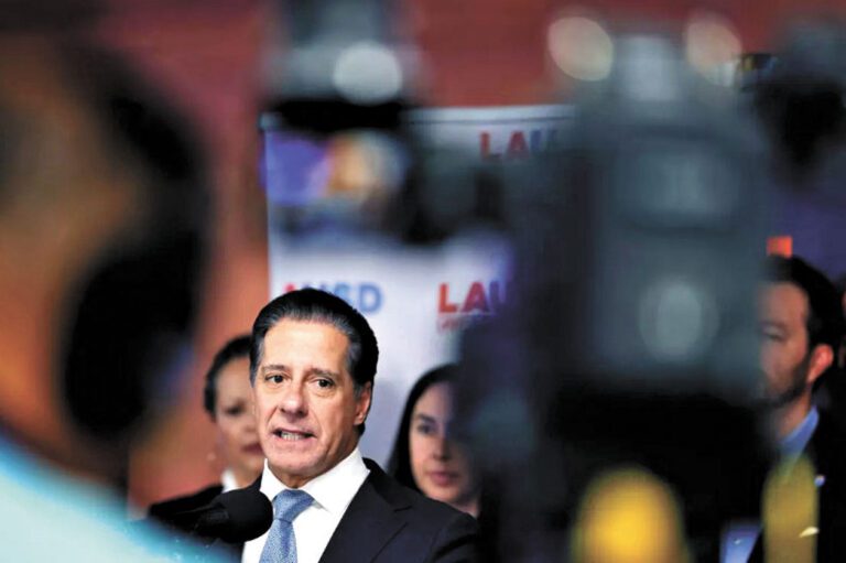 卡瓦略週二（24日）在洛杉磯市中心的學區總部舉行的新聞發布會上發表講話。洛杉磯時報