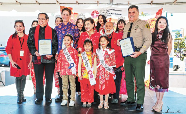 民選官員為主辦方頒發賀狀。主辦方提供