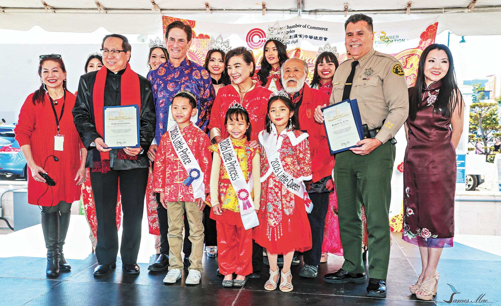 民選官員為主辦方頒發賀狀。主辦方提供