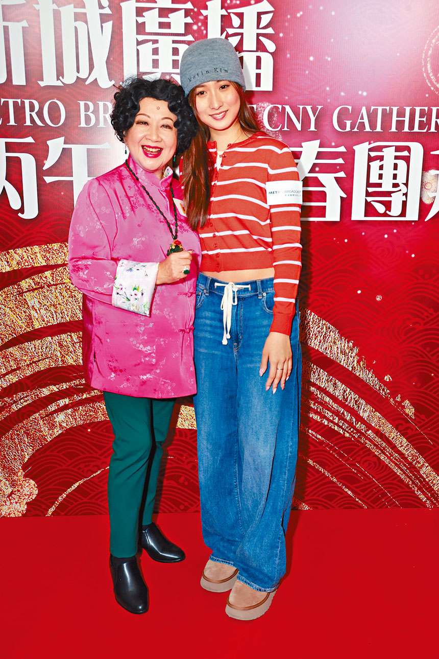 Yumi與家燕姐合照,獲對方攬攬打氣。