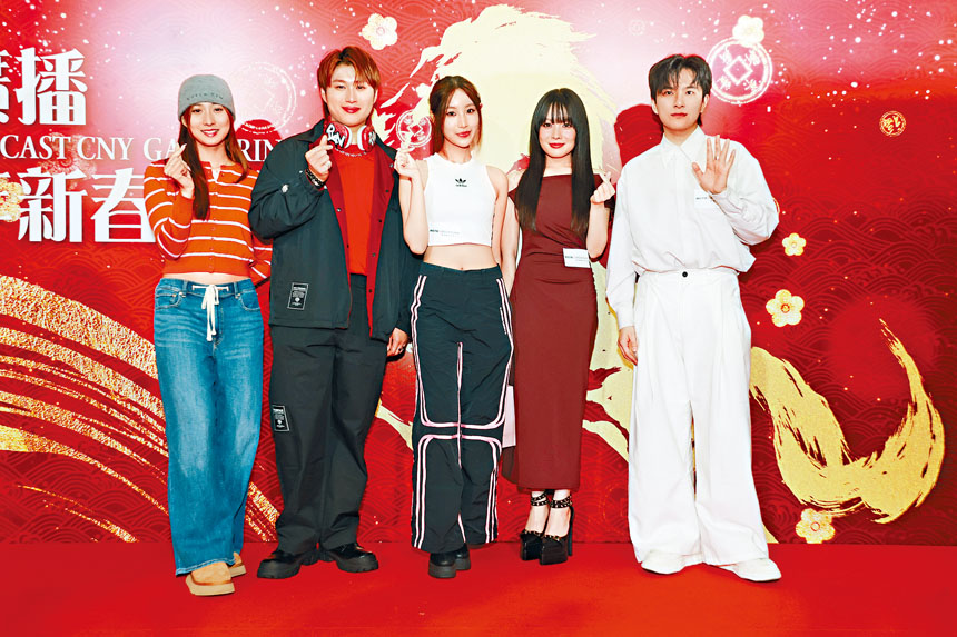 詹天文（中）與鍾柔美（左一）活動中的人氣差異明顯。 .c6/.c7 鍾柔美日前出席活動時所帶的手鏈（紅圈）疑是劉展霆所贈的情人節禮物。