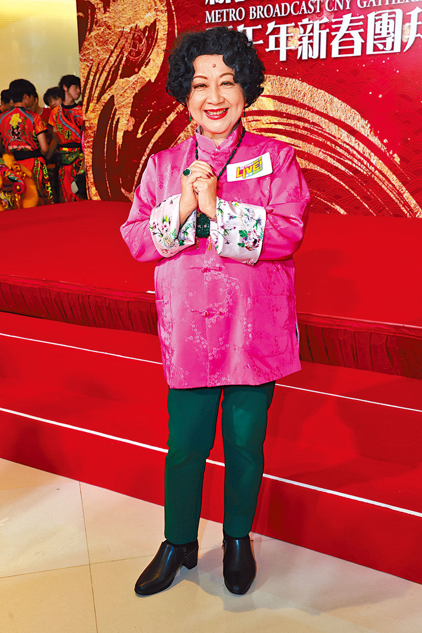 家燕姐笑指有朋友收了她的利是後，於日前金多寶中了數萬元。