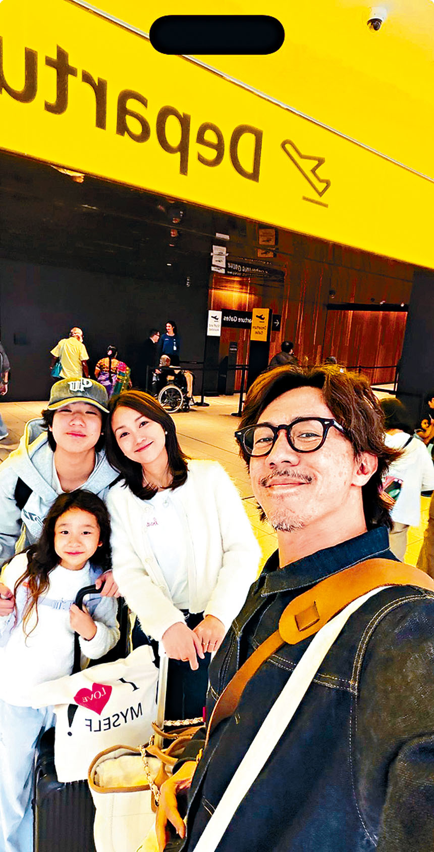 在片中可見,Kay對愛子海外升學十分不捨,不禁掩面痛哭。