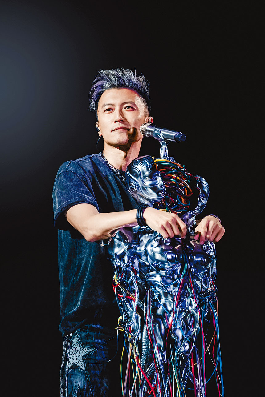 霆鋒坦言人生過半時間都在英皇。