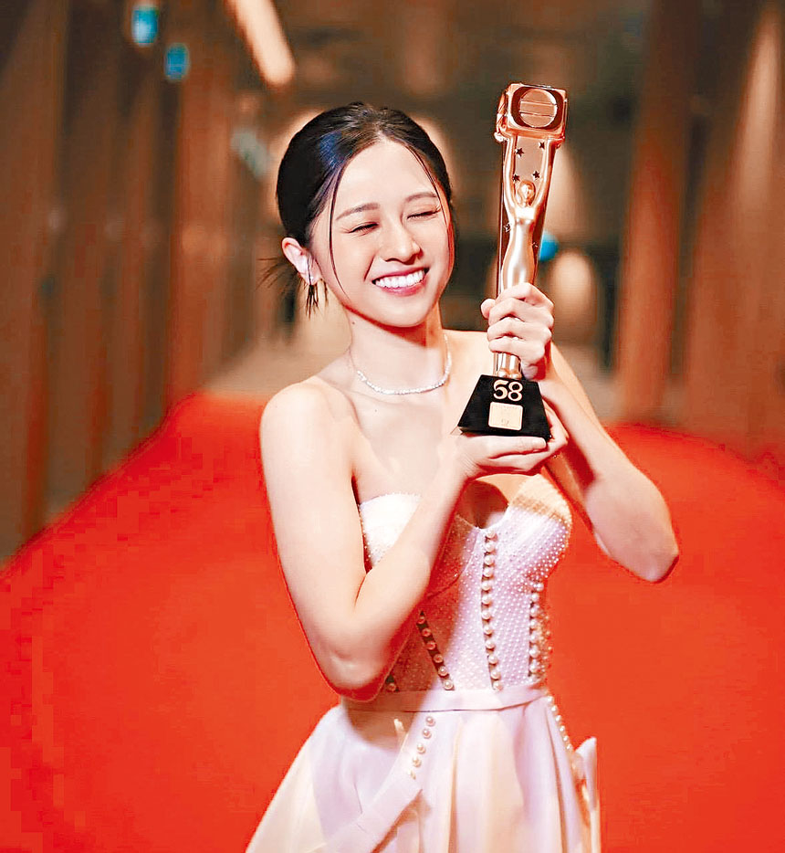 在《萬千星輝頒獎典禮2025》中奪得「最佳女新人」。