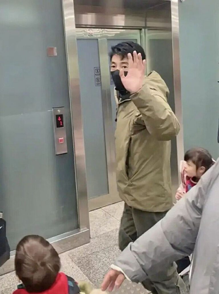 撒貝寧帶著妻子和一對6歲的龍鳳胎兒女返京復工。網上圖片