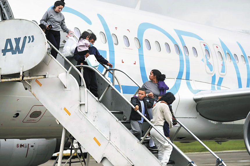 從美國被遣返的洪都拉斯移民走下飛機。 美聯社