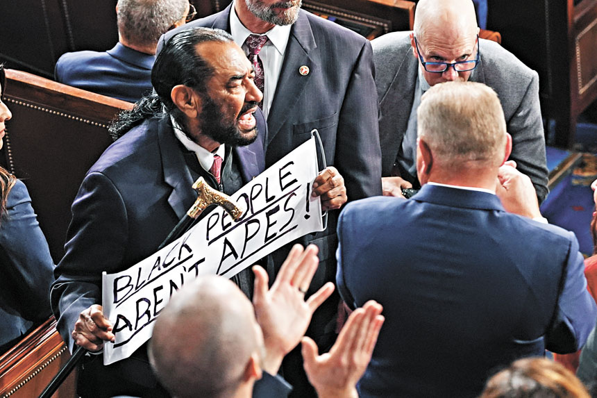 德州民主黨籍國會議員格林在特朗普發表國情咨文演說現場舉起「非裔非猿猴!」。 美聯社