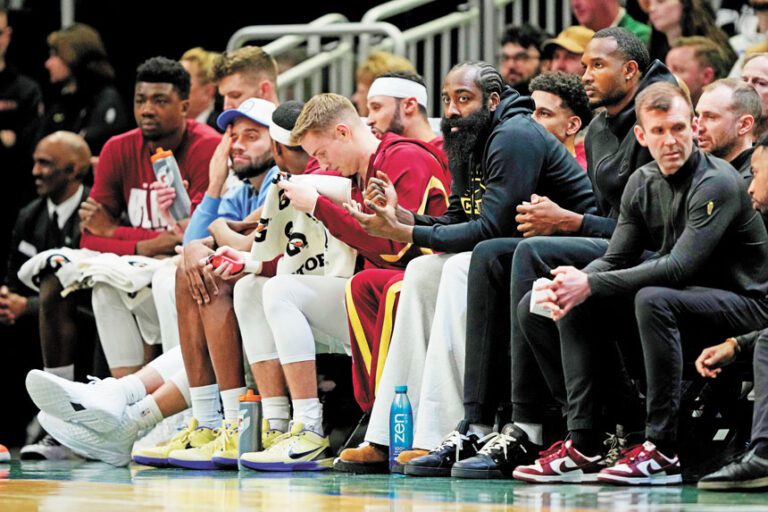 哈登因為手指受傷，沒有上場對陣雄鹿。美聯社