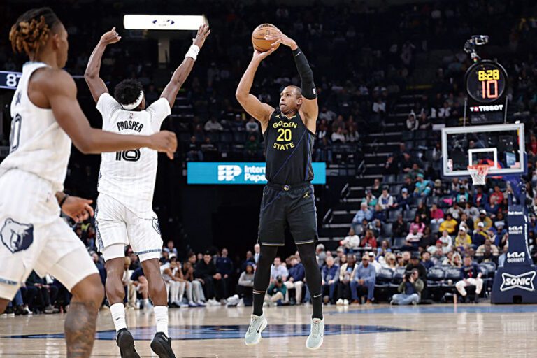 霍福德（右）投籃得分。網上圖片