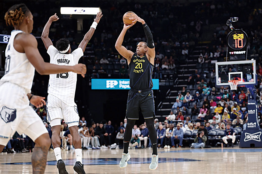 霍福德（右）投籃得分。網上圖片