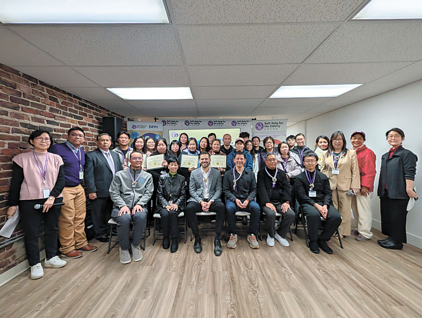 安老自助處「加州智慧理財」畢業典禮。安老自助處