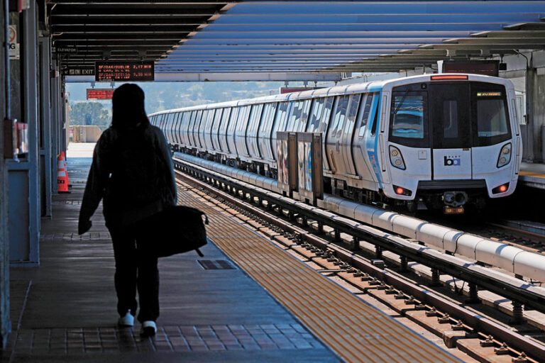 灣區捷運因雨天造成的誤點次數已顯著減少。美聯社資料圖