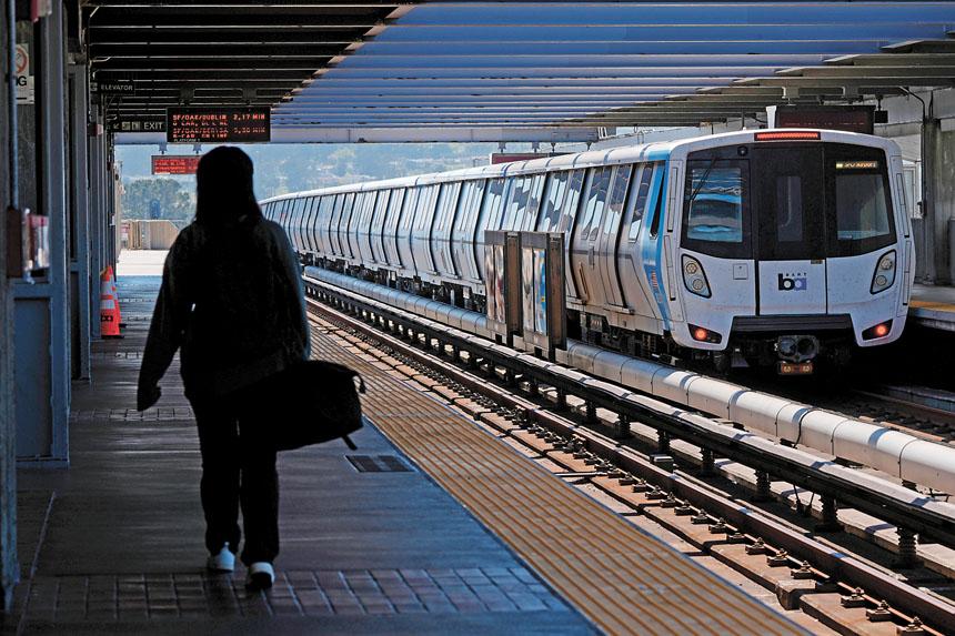 灣區捷運因雨天造成的誤點次數已顯著減少。美聯社資料圖