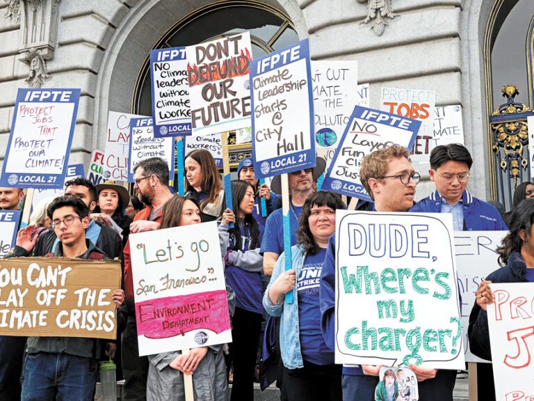 過百名民眾聚集在市政廳前，抗議削減環境局預算及裁撤氣候職位。 記者陳程威攝