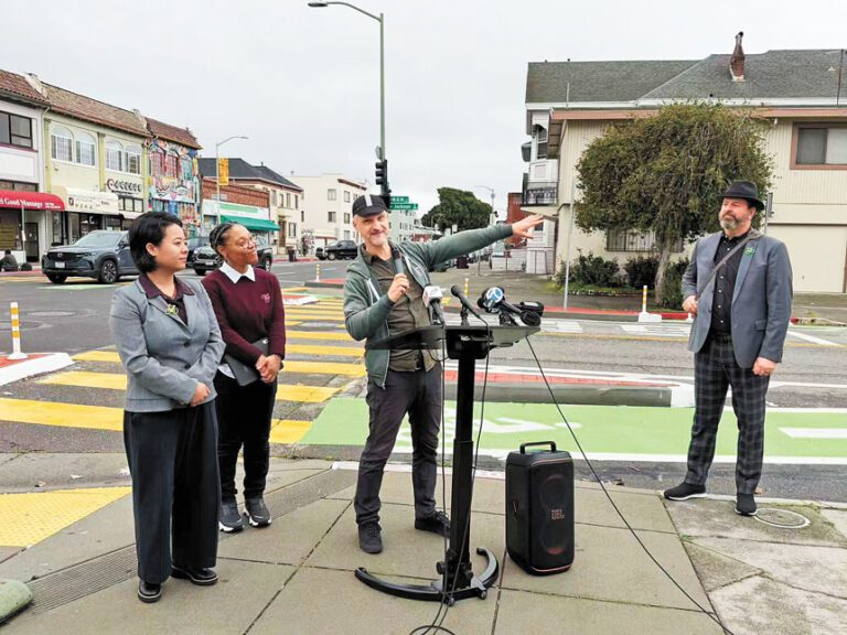 屋崙華埠第10新增保護型單車道與行人安全島，市府官員介紹改善成果。記者蘇婕雅攝