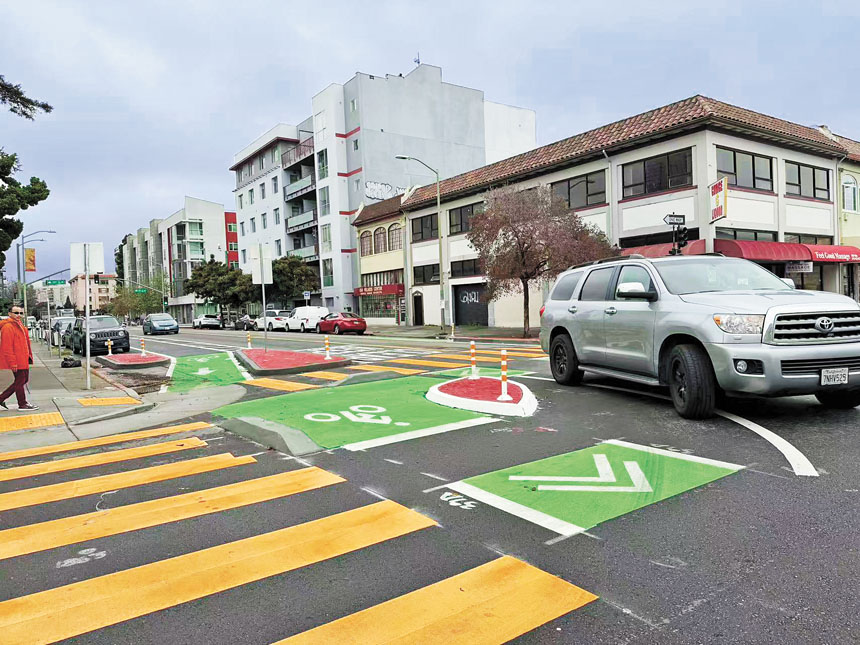 「安全上學路線」工程，新增保護型單車道與行人安全島。記者蘇婕雅攝