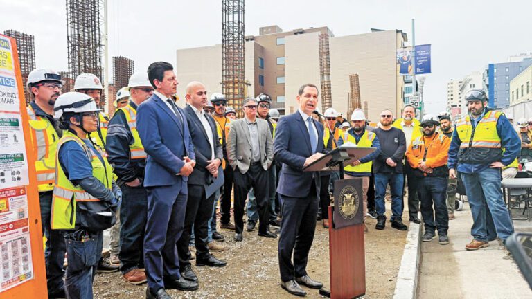 市長羅偉聯同市參事馬百樂，在三藩市內一住宅工地宣布提出BUILD法案，建築工人與多個工會代表到場力挺。市長辦公室提供