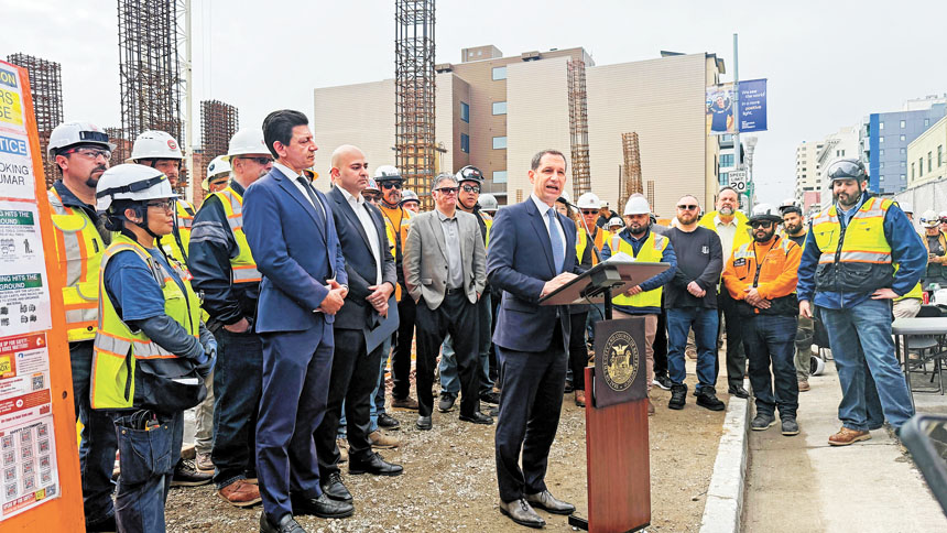 市長羅偉聯同市參事馬百樂，在三藩市內一住宅工地宣布提出BUILD法案，建築工人與多個工會代表到場力挺。市長辦公室提供