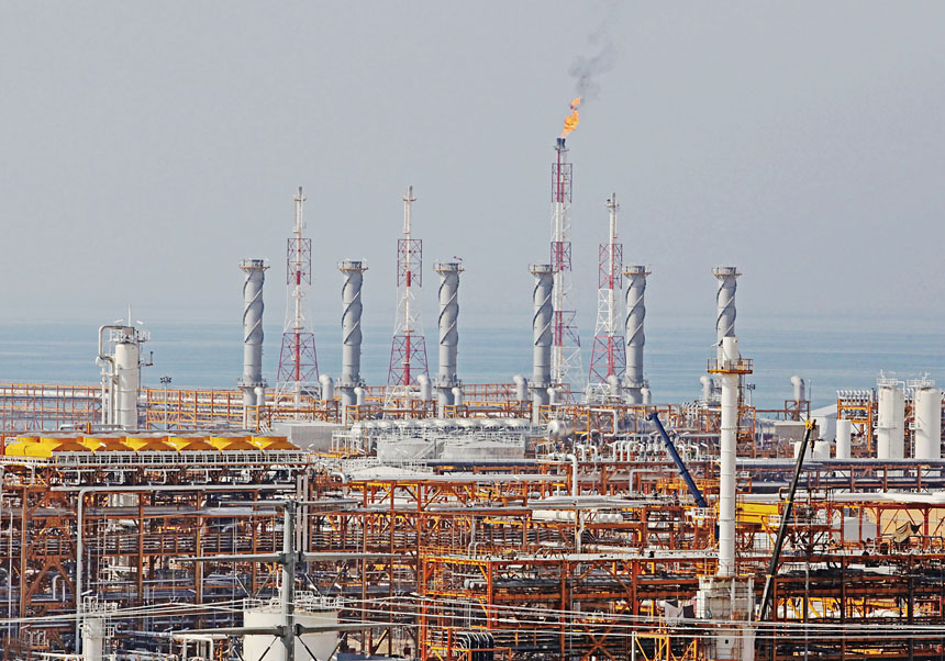 美軍在中東海域集結之際,伊朗正加快向油輪裝載原油。圖為伊朗南帕爾斯氣田的一座煉油廠。美聯社資料圖片