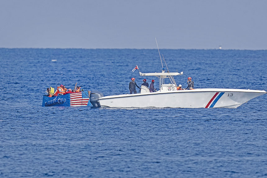 古巴方面稱海岸警衛隊在古巴海岸附近與一艘美國快艇發生交火。圖為古巴海岸警衛隊攔停一艘側面塗有美國國旗的船隻。 美聯社資料圖片