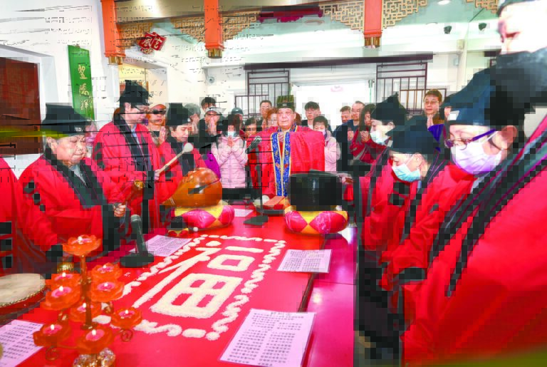 正午十二時，在至善佛道社許崇佳主持暨列位弟子引領下，善信們參加祈福讚星轉運，祈求新的一年家宅平安，如意吉祥，福氣盈門。馬紅兵攝