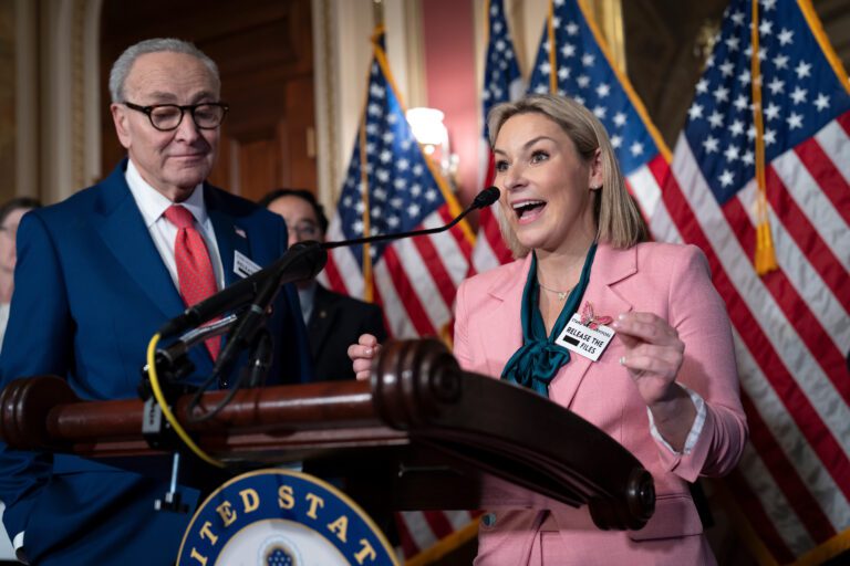 華盛頓風暴：司法部審查愛潑斯坦案，特朗普相關指控記錄疑遭扣留